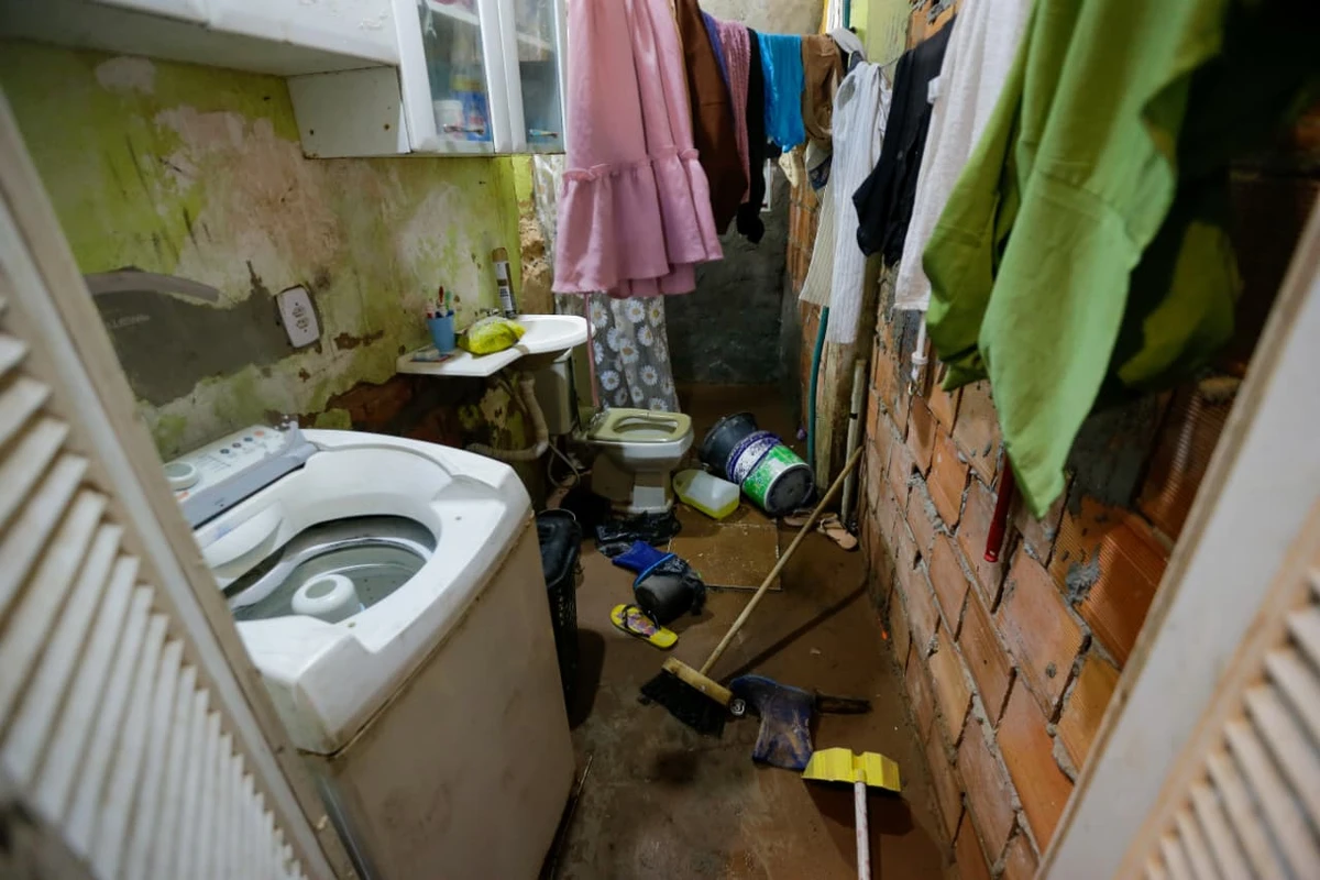 Água invade casas em Itapuã por Arisson Marinho/CORREIO