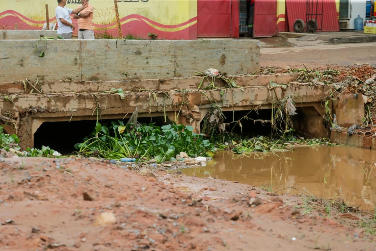 Água invade casas em Itapuã por Arisson Marinho/CORREIO