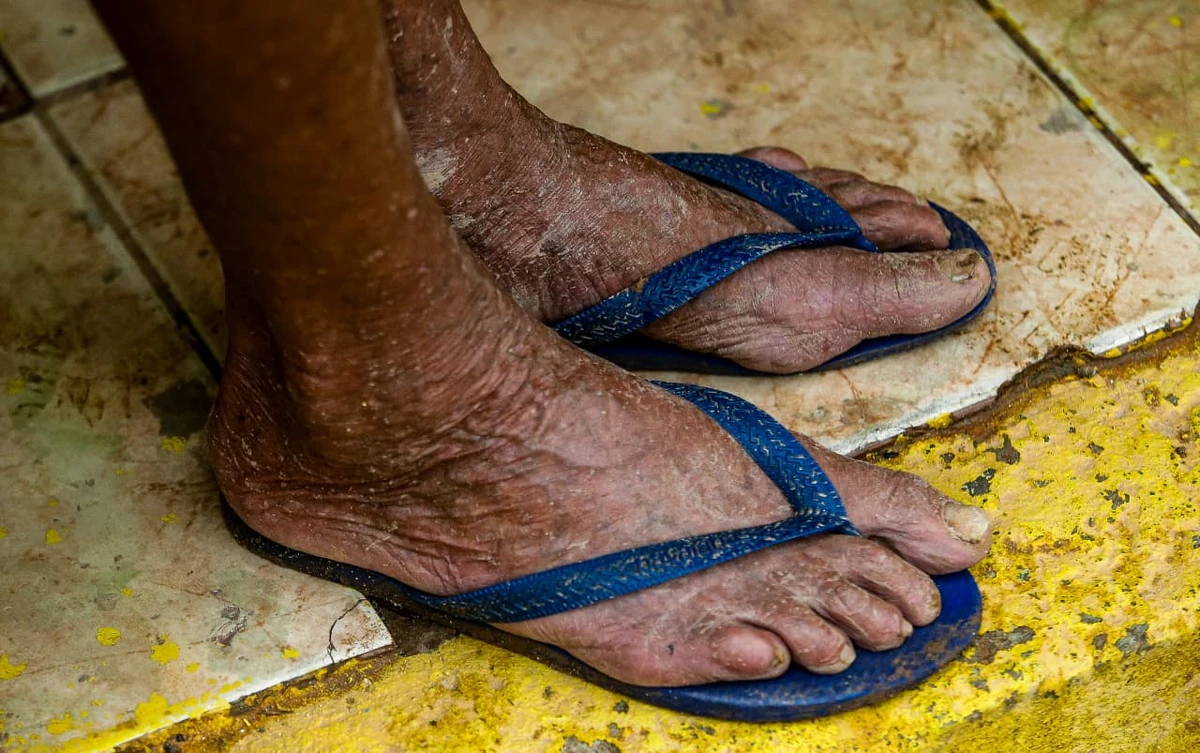 Água invade casas em Itapuã por Arisson Marinho/CORREIO