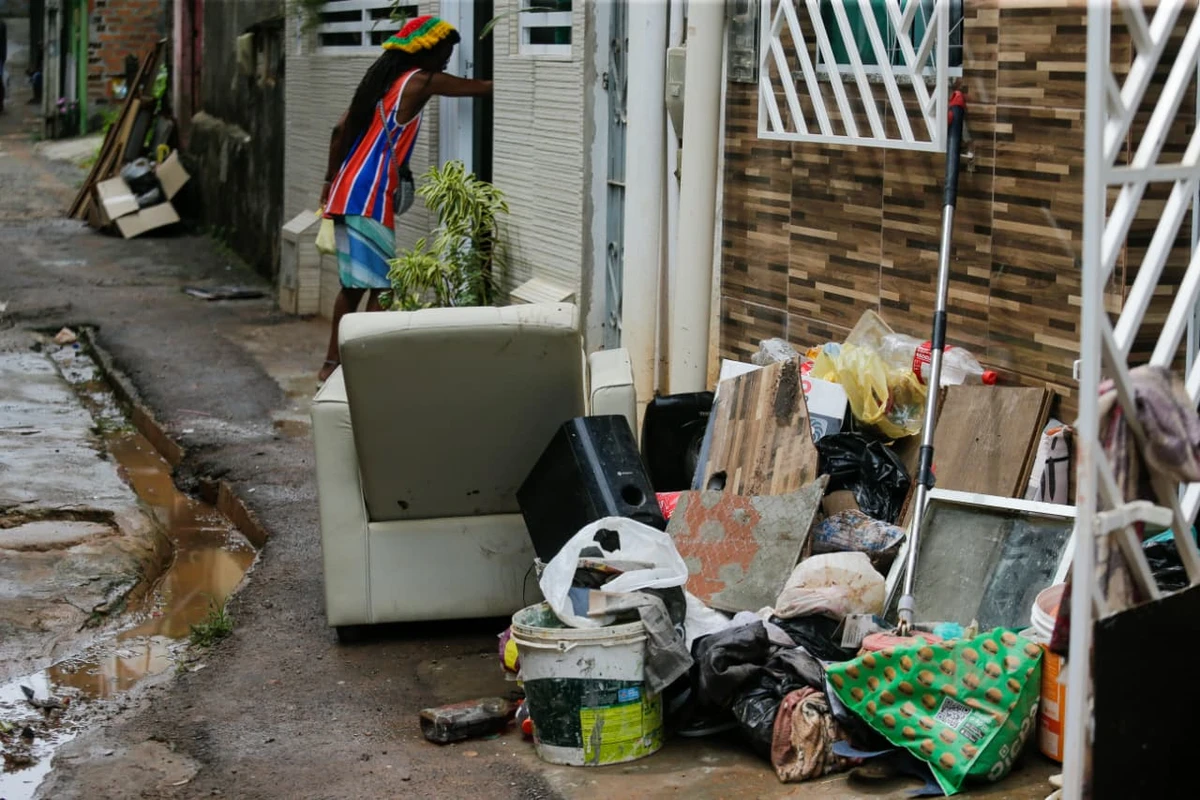 Água invade casas em Itapuã por Arisson Marinho/CORREIO