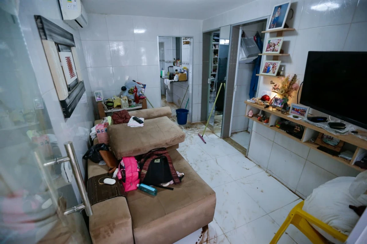 Água invade casas em Itapuã por Arisson Marinho/CORREIO