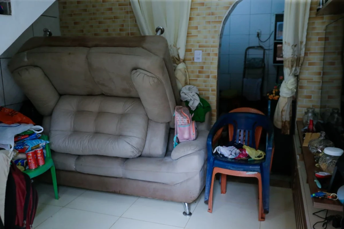 Água invade casas em Itapuã por Arisson Marinho/CORREIO