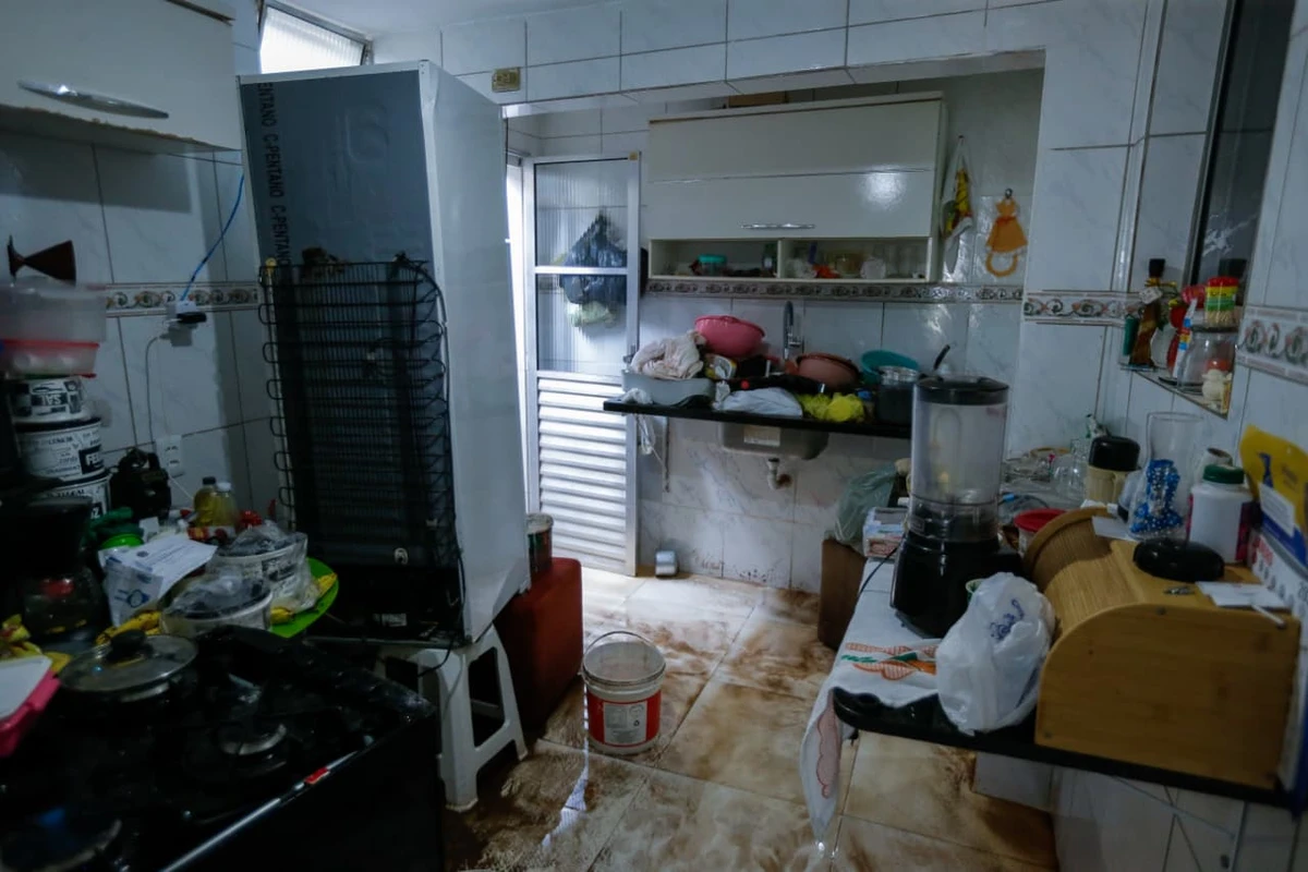 Água invade casas em Itapuã por Arisson Marinho/CORREIO