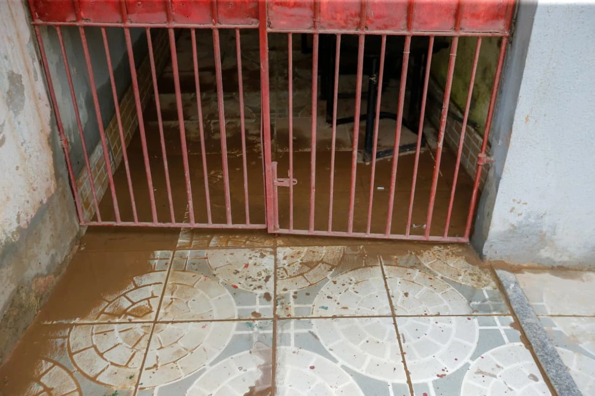 Água invade casas em Itapuã por Arisson Marinho/CORREIO