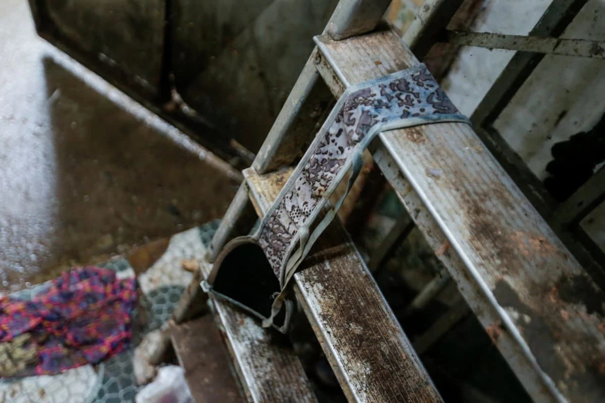 Água invade casas em Itapuã por Arisson Marinho/CORREIO