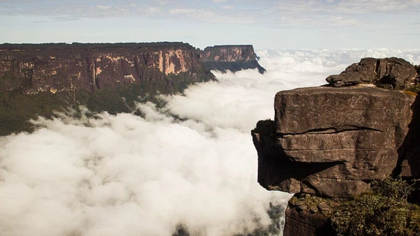 Com 2.810 metros de altitude, o Monte Roraima reúne trilhas desafiadoras, lendas indígenas e formações rochosas de 2 bilhões de anos