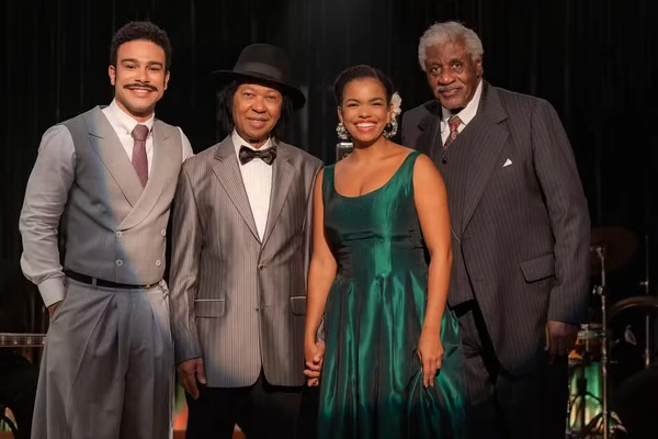 Djavan posa ao lado de Sérgio Malheiros, Jeniffer Nascimento e Tony Tornado nos bastidores de Êta Mundo Melhor! por Globo/Beatriz Damy