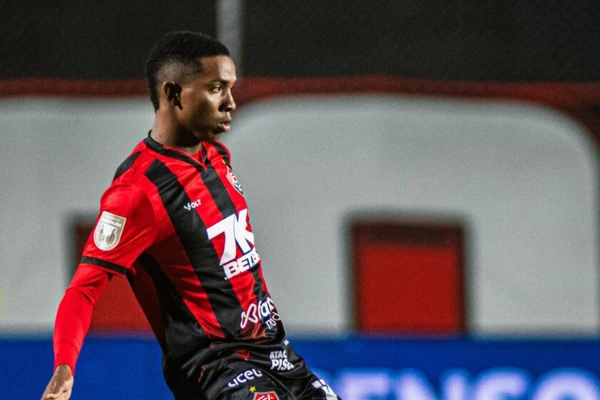 Edenilson em ação pelo Vitória por Victor Ferreira/ECV