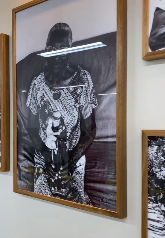 Exposição traz foto de mulher carregando imagem de Santo Antônio por Reprodução