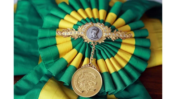 Além de governar, o presidente representa o Brasil e sua soberania em cerimônias oficiais e encontros com líderes estrangeiros