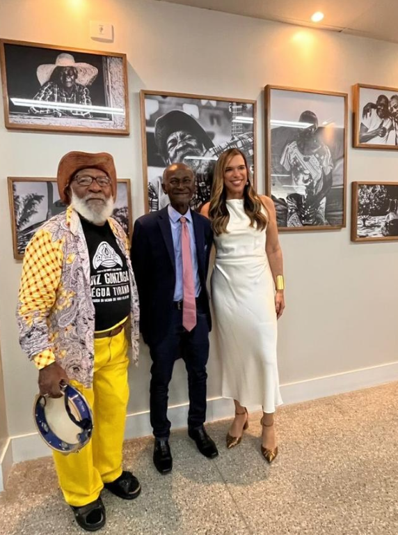 Juíza e fotógrafa durante a inauguração da exposição por Reprodução