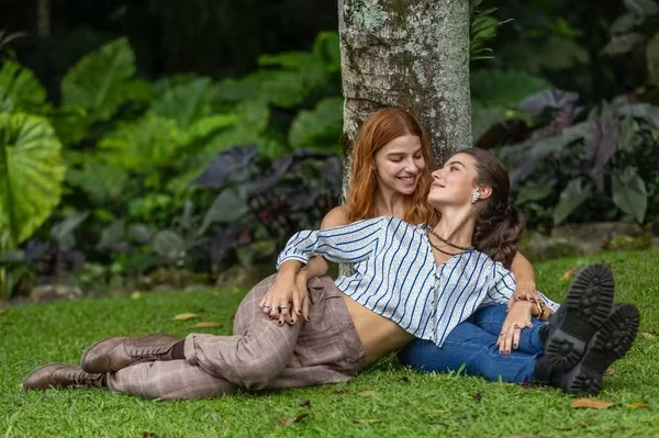 Juquinha (Gabriela Medvedovski) e Lorena (Alanis Guillen) ganham spin-off de 'Três Graças' com a novela vertical 'Loquinha' por Reprodução/Beatriz Damy