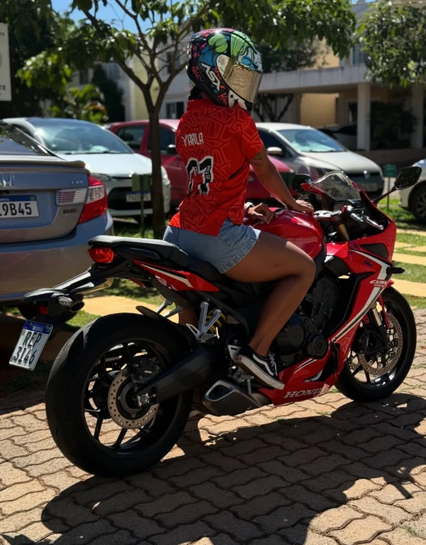 A moto que ela pilotava colidiu com um carro e a jovem foi atropelada por um caminhão por Reprodução