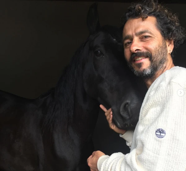 Marcos Palmeira recebe turistas em sua fazenda por Reprodução