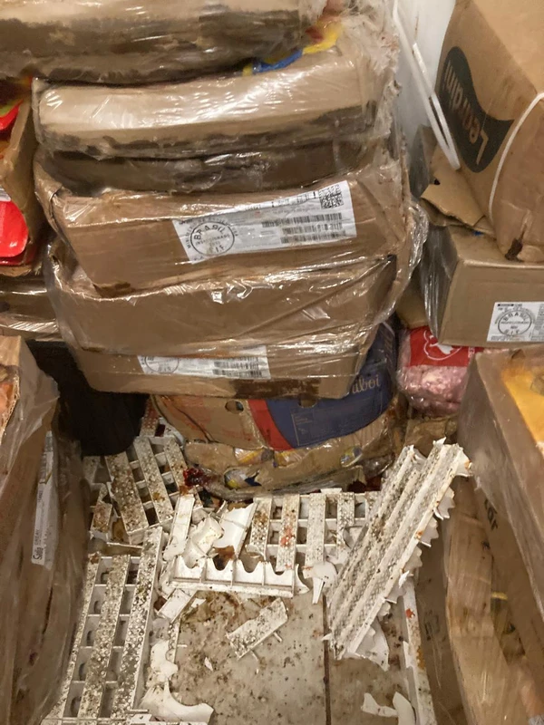 Mercado e padaria foram interditados por condições precárias de higiene por Divulgação