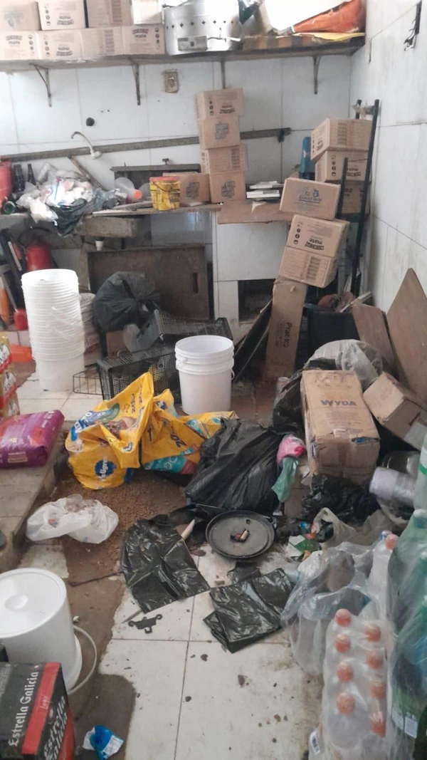 Mercado e padaria foram interditados por condições precárias de higiene por Divulgação