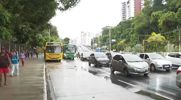 Ônibus pararam de circular após noite com tiros, mortes e reféns por Reprodução/TV Bahia