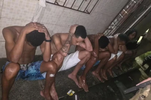 Ônibus pararam de circular após noite com tiros, mortes e reféns