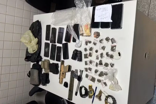 Ônibus pararam de circular após noite com tiros, mortes e reféns por Reprodução