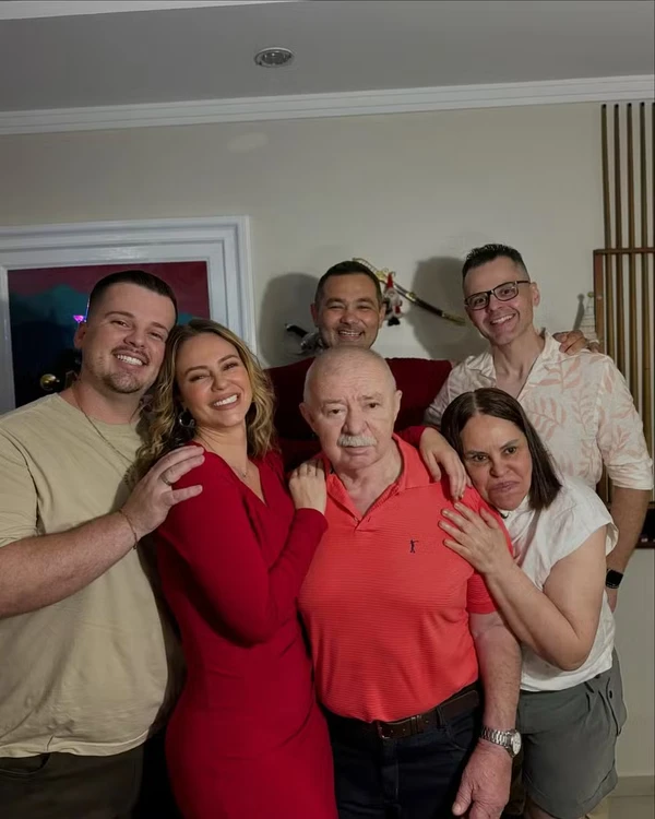 Paolla Oliveira e irmãos por Reprodução