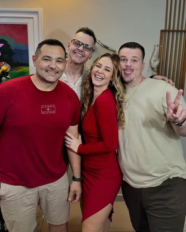 Paolla Oliveira e irmãos por Reprodução