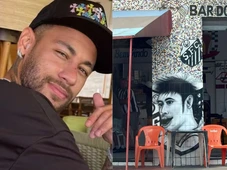Imagem - Neymar vê caricatura em bar de Santos e brinca: ‘Acho que estou meio diferente’