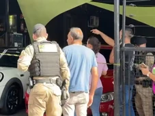 Imagem - Pai e filho são mortos dentro de loja de carros; atirador chegou em BMW