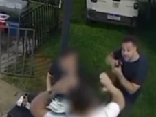 Imagem - Agente da Polícia Federal saca arma para intimidar clientes em bar e é denunciado por homofobia