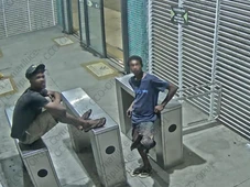 Imagem - Homens são flagrados furtando cabos de energia do BRT em cidade da Bahia