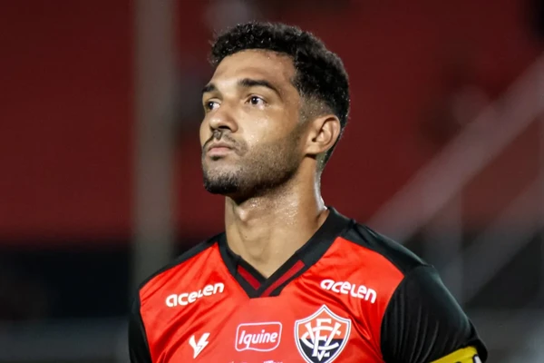Alan Santos em ação pelo Vitória por Pietro Carpi/ECV