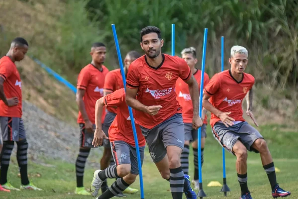 Alan Santos em ação pelo Vitória por Pietro Carpi/ECV