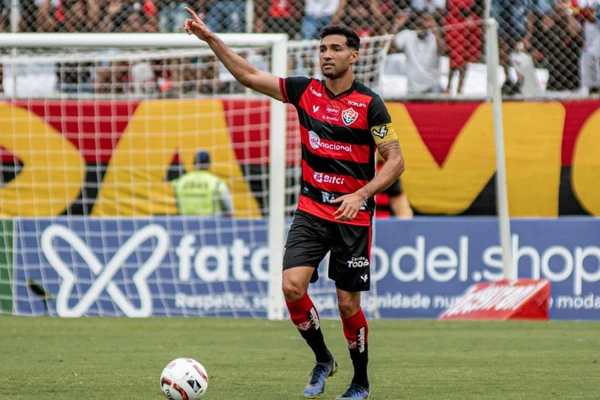 Alan Santos em ação pelo Vitória por Pietro Carpi/ECV