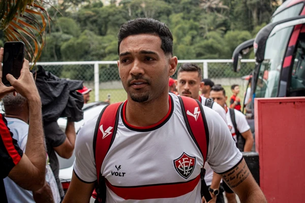 Alan Santos em ação pelo Vitória por Pietro Carpi/ECV