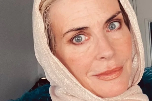 Annabel Schofield por Reprodução