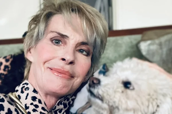 Annabel Schofield por Reprodução