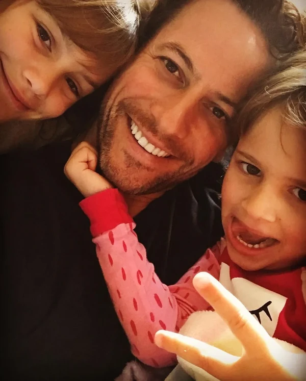 Ator da Marvel, Ioan Gruffudd e as filhas Ella e Elsie em post no Instagram de dezembro de 2018 por Reprodução/Redes Sociais 