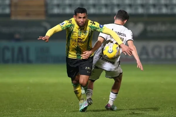 Bebeto em ação pelo Tondela 