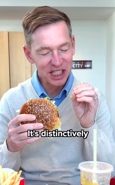 Chris Kempczinski viralizou ao provar o novo hambúrguer do McDonald's por Reprodução/Instagram