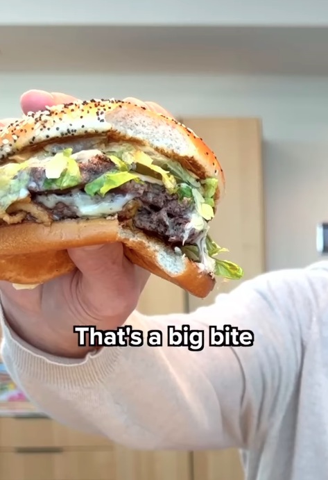 Chris Kempczinski viralizou ao provar o novo hambúrguer do McDonald's por Reprodução/Instagram