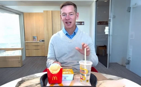Chris Kempczinski viralizou ao provar o novo hambúrguer do McDonald's por Reprodução/Instagram