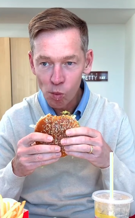 Chris Kempczinski viralizou ao provar o novo hambúrguer do McDonald's por Reprodução/Instagram