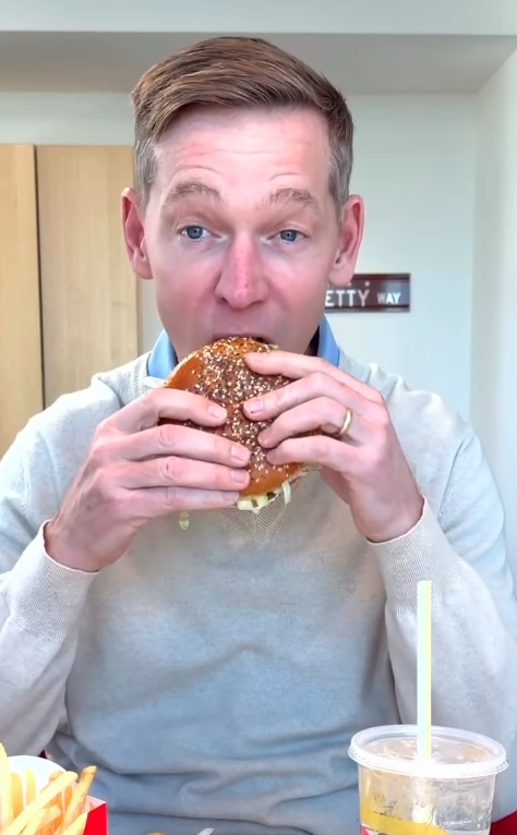 Chris Kempczinski viralizou ao provar o novo hambúrguer do McDonald's por Reprodução/Instagram