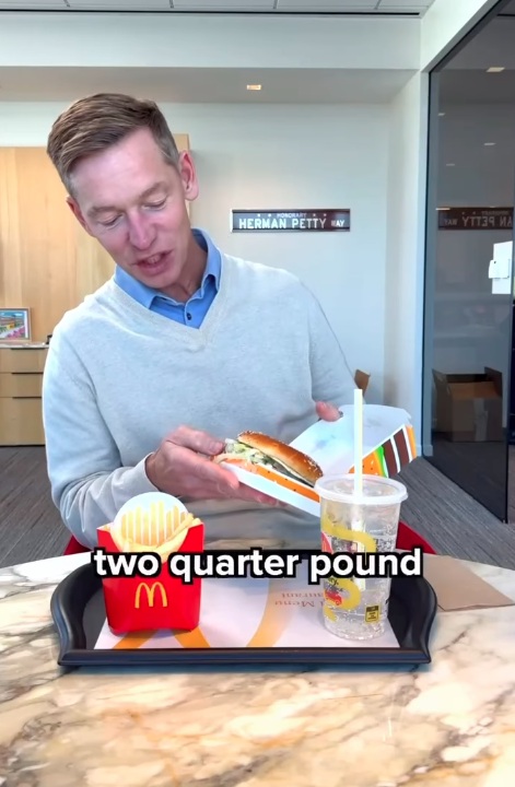 Chris Kempczinski viralizou ao provar o novo hambúrguer do McDonald's por Reprodução/Instagram