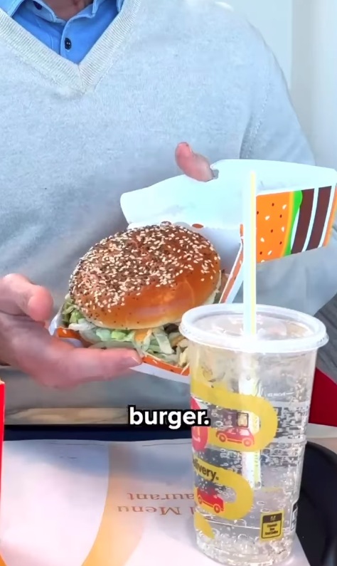 Chris Kempczinski viralizou ao provar o novo hambúrguer do McDonald's por Reprodução/Instagram