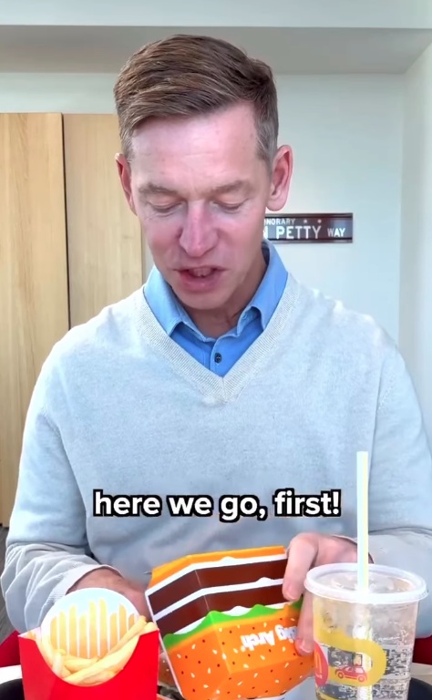 Chris Kempczinski viralizou ao provar o novo hambúrguer do McDonald's por Reprodução/Instagram