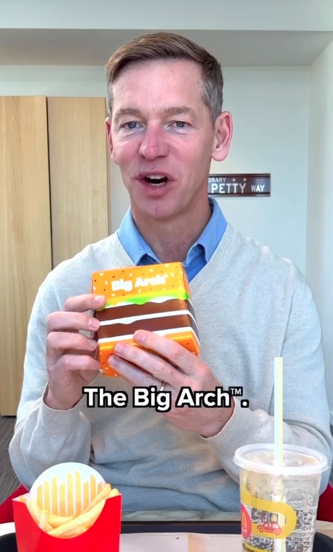 Chris Kempczinski viralizou ao provar o novo hambúrguer do McDonald's por Reprodução/Instagram