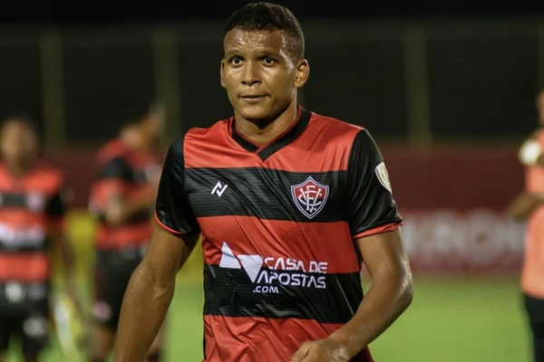 Gabriel Bispo com a camisa do Vitória