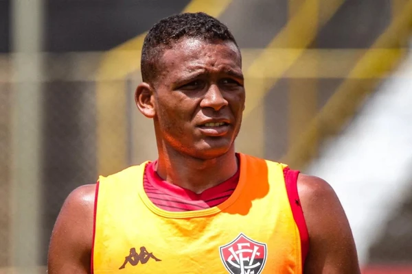 Gabriel Bispo com a camisa do Vitória por Letícia Martins/EC Vitória