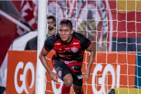 Gabriel Santiago em ação pelo Vitória por Pietro Carpi/ECV