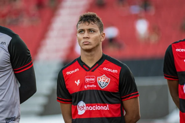 Gabriel Santiago em ação pelo Vitória por Pietro Carpi/ECV